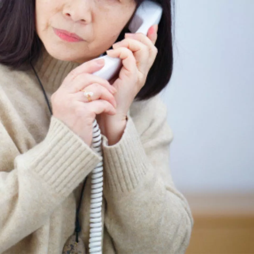 愛典福島屋に電話をかけている様子